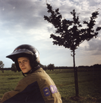 108143 Portret van een jongen op een bromfiets, op weg naar Vianen, op de Groenewoudsedijk in de polder Papendorp bij ...